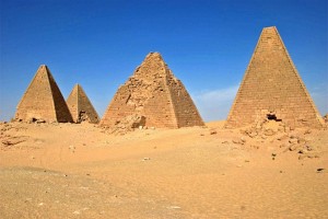 Почему пирамиды имеют такое расположение