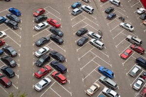 Cars parked in parking lot / Àâòîìîáèëè, ïðèïàðêîâàííûå íà ñòîÿíêå